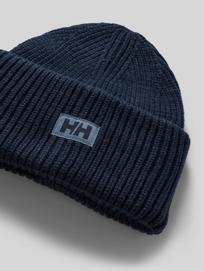Produktfoto, Beanie in Strick-Optik mit Logo-Patch von Helly Hansen, dunkelblau, strukturierte Oberfläche, fixierter Bund, Strukturmuster