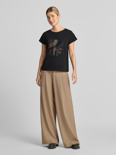 Frauenmodel trägt Regular Fit T-Shirt aus Baumwoll-Modal-Mix von MORE & MORE, Statement-Print, schwarze Farbe, Ganzkörperansicht von vorne.
