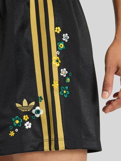 adidas Originals Szorty sportowe z kwiatową aplikacją Czarny 5
