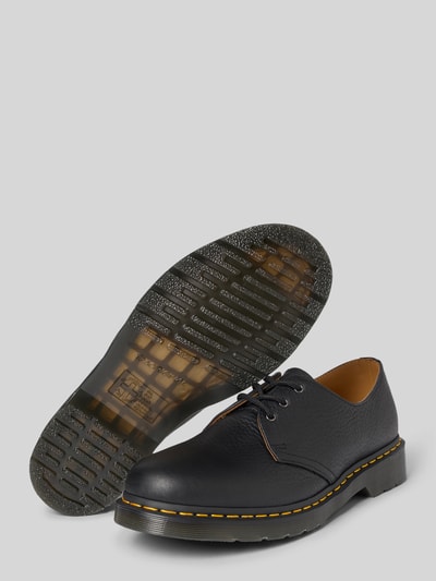 Produktfoto, Herren Schnürschuhe aus Echtleder Modell 'Eye' von Dr. Martens mit Strukturmuster, profilierter Sohle, abgerundete Passform, schwarze Farbe, Absatzhöhe 3 cm, Schafthöhe 7 cm, Schaftweite 11 cm.