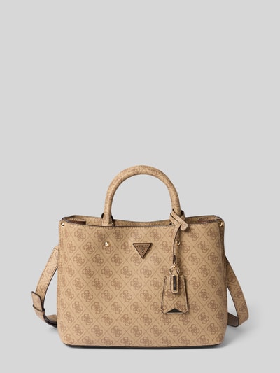 Produktfoto, Handtasche mit Allover-Label-Print Modell 'MERIDIAN II' von GUESS in Beige mit Zier-Anhänger und kurzen Tragehenkeln, strukturierte Oberfläche, abnehmbarer Schulterriemen, Hauptfach mit Reißverschluss, Maße 36x24x11 cm, Schulterriemen 112 cm.