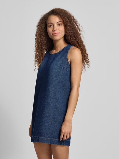 Frauenmodel trägt kurzes Jeanskleid mit Rundhalsausschnitt von REVIEW in Dunkelblau, reine Baumwolle, gerader Schnitt, Minikleid, Ganzkörperansicht von vorne.