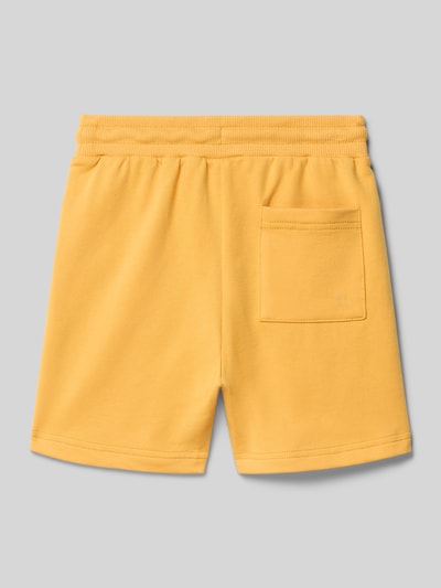 Produktfoto, Sweatshorts mit Seiten- und Gesäßtaschen von Mayoral, kinder, gelb, Baumwoll-Mix mit Stretch-Anteil, Gerader-Schnitt, elastischer Bund, Bundweite 28 cm, Innenbeinlänge 13 cm, Größe 116, sichtbare Gesäßtasche, feine Textur.