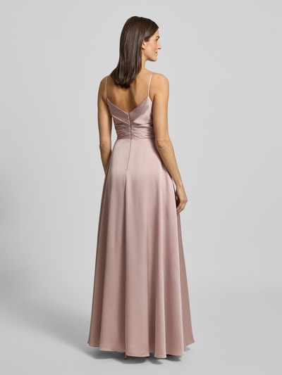 Frauenmodel trägt Regular Fit Abendkleid in Wickel-Optik von Luxuar aus rosé Satin mit Reißverschluss und Spaghettiträger, Ganzkörperansicht Rückansicht. Rückenlänge bei Größe 36: 131 cm, Brustweite: 34 cm.