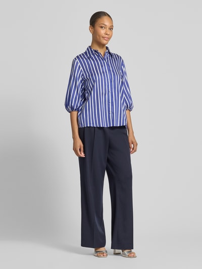 Frauenmodel trägt Regular Fit Bluse mit 3/4-Arm von Marc Cain, Reine Baumwolle, Allover-Look, Hemdblusenkragen, Knopfleiste, Ganzkörperansicht von vorne.