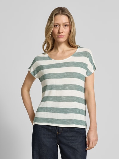Frauenmodel trägt Regular Fit T-Shirt aus Viskose-Mix Modell 'WIDE STRIPE' von Vero Moda, Mehrfarbig, Streifen-Design, Label-Stitching-Applikation, U-Boot-Ausschnitt, Kurzarm, abgerundeter Rumpfabschluss, asymmetrisch, Feinstrick, Optik:Mehrfarbig, Ganzkörperansicht von vorne.