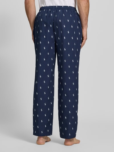 Männermodel trägt Regular Fit Pyjama-Hose aus reiner Baumwolle von Polo Ralph Lauren, dunkelblau mit weißem Muster, Ganzkörperansicht Rückansicht, Herren Pyjama von Polo Ralph Lauren Underwear