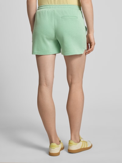 Frauenmodel trägt Shorts mit elastischem Bund Modell 'KATE PIQUE' von ICHI im Baumwoll-Mix, Regular-Fit, Ganzkörperansicht Rückansicht.