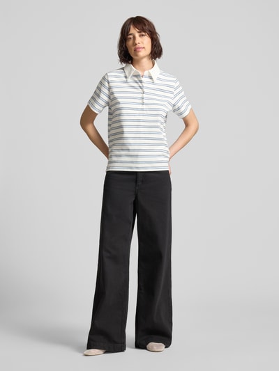 Frauenmodel trägt Poloshirt mit kurzer Knopfleiste Modell 'Asla' von My Essential Wardrobe, schmale Passform, Vorderansicht Ganzkörperansicht.