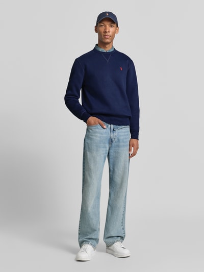 Mannmodel draagt donkerblauwe regular fit sweatshirt uit katoenmix Regular Fit Sweatshirt aus Baumwoll-Mix van Polo Ralph Lauren, Heren, ganzlichaamsvooraanzicht