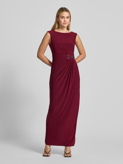Frauenmodel trägt Abendkleid mit Raffungen von Adrianna Papell, bordeauxrot, tailliert, Material-Mix, Pailletten, Ganzkörperansicht von vorne.