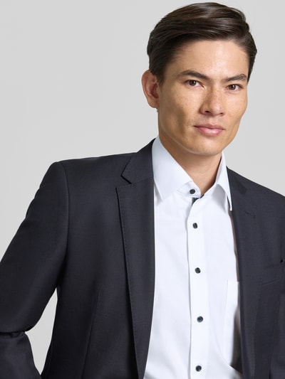 Männermodel trägt Comfort Fit Business-Hemd aus Baumwolle mit Kentkragen von ETERNA, weiß, glatte Textur, Nahaufnahme Oberkörper.