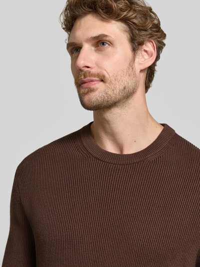 Männermodel trägt Regular Fit Strickpullover aus Mieszanka bawełny von MCNEAL, okrągły dekolt, elastyczne wykończenia, brązowy kolor, tekstura prążkowana, Nahaufnahme Oberkörper
