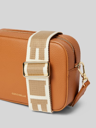 Coccinelle Crossbody Bag aus Leder mit Label-Print Cognac 3