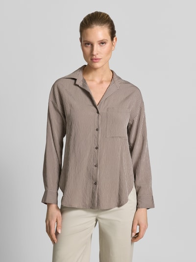 Frauenmodel trägt Regular Fit Langarmbluse aus Viskose-Mix von Marc O'Polo, braun mit feinen Streifen, Popeline-Textur, Ganzkörperansicht von vorne.