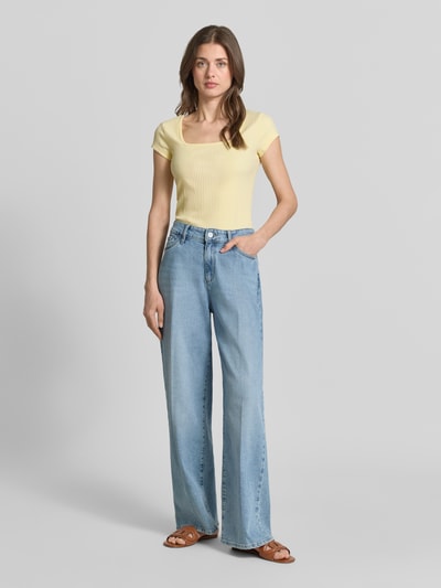 Frauenmodel trägt T-Shirt in Ripp-Optik mit Karree-Ausschnitt von JAKE*S STUDIO WOMAN aus Baumwoll-Elasthan-Mix, Slim-Fit, gelb, Ganzkörperansicht von vorne.