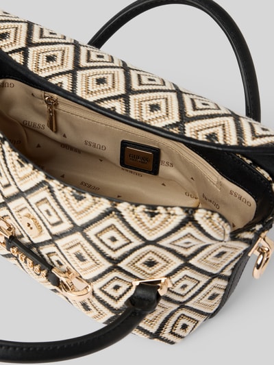 Produktfoto, Bauchtasche mit Viskose-Anteil Modell 'Sophia' von Guess mit Überschlag, Magnetverschluss, Flecht-Optik, Logo-Detail, Hauptfach, helle und schwarze geometrische Muster sowie goldfarbene Details, Maße 27 x 14 x 8 cm, Länge Schulterriemen 120 cm.