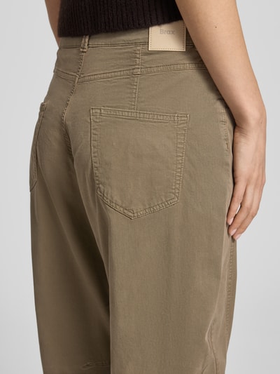 Męski model nosi Barrel Jeans im 5-Pocket-Design Modell 'MEGAN' od Brax, lyocellowa mieszanka z bawełną, beżowy, widoczne ozdobne szwy, szerokość w rozmiarze 36: 39 cm, długość nogawki 69 cm, zdjęcie z tyłu, detal.