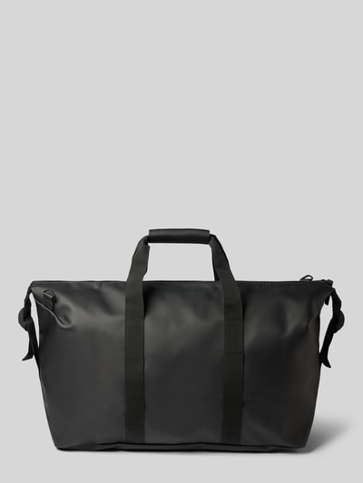 Productfoto, Weekend Bag met logo-detail Model 'Hilo' van Rains, hoofvak met ritssluiting, afneembare schouderband, zwart, glad oppervlak, Breedte maat 1: 64 cm, Lengte maat 1: 40 cm, Diepte maat 1: 24 cm, schouderbandlengte maat 1: 84 cm