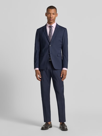 Männermodel trägt Slim Fit 2-Knopf-Sakko mit Pattentaschen Modell 'JAMIE' von Tiger Of Sweden, dunkler Material-Mix mit Woll-Anteil, Ganzkörperansicht von vorne, Kontext: Herren 2-Knopf-Sakko, Reverskragen, Rückenlänge 72 cm bei Größe 50, Schulterbreite 46 cm, Ärmellänge 65 cm.
