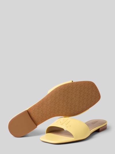 Produktfoto, Pantoletten aus reinem Leder Modell 'EVERLEY SLD' von Lauren Ralph Lauren in Gelb mit Lederoptik, Schuhspitze quadratisch, Blockabsatz, Label-Prägung, Logo-Detail, Schlupf/offen, strukturierte Sohle, Glattleder, Echtleder, Damen.