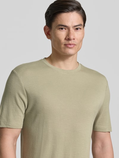 Mannenmodel draagt Regular Fit T-shirt uit lyocell-linnen-mix model 'DULEROSTEE' van HUGO, look: effen, labelapplicatie, ronde hals, korte mouw, mix van lyocell en linnen, nahaufnahme bovenlichaam.