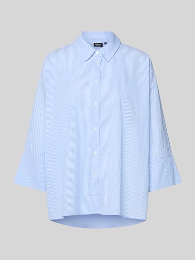 Produktfoto, Boxy Fit Bluse aus reiner Baumwolle Modell 'AUGUSTA' von Only mit Hemdkragen, Allover-Muster, gestreift, Kimonoärmel, weiße und hellblaue Streifen, Twillgewebe, einreihige Knopfleiste, glatte Oberfläche.