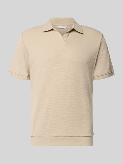 Produktfoto, Comfort Fit Poloshirt mit V-Ausschnitt von Lindbergh z bawełny, fakturowany wzór, detal z logo, długość tyłu w rozmiarze M: 68 cm