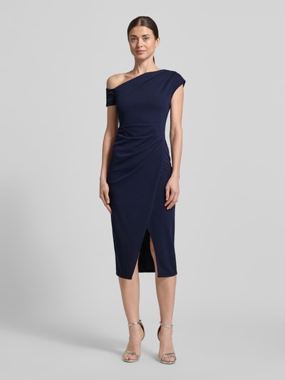 Vrouwenmodel draagt Slim Fit jurk in asymmetrisch design van Lipsy in marineblauw, elastische materiaalmix, plooien, one-shoulder design, loopsplit, ruglengte maat 36: 113 cm, borstwijdte maat 36: 34 cm, geheel van voren.