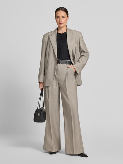 Kobiece modelka nosi bluzkę MOS MOSH Bluse mit Mao-Kragen und Rüschenärmeln Modell 'Mattie' z mieszanki bawełny z dodatkiem streczu, prosta forma, stójka, zakryta listwa guzikowa, rękawy z falbanami, długość tyłu w rozmiarze S: 63 cm, długość rękawów w rozmiarze S: 62 cm, zdjęcie całej sylwetki od przodu.