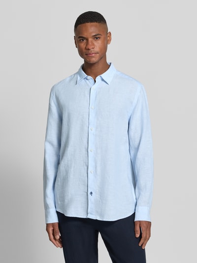 Männermodel trägt Casual Fit Vrijetijdsoverhemd uit zuiver linnen met Kentkraag en knoopsluiting, OLYMP Level Five, lichtblauw, Ganzkörperansicht van voren, ruglengte maat M 77 cm, schouderbreedte 49 cm, mouwlengte 67 cm