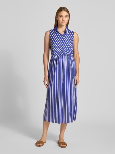 Frauenmodel trägt Midikleid in Wickel-Optik von Marc Cain aus Reine Baumwolle, Gerader-Schnitt, Allover-Look, Hemdblusenkragen, Ganzkörperansicht von vorne.