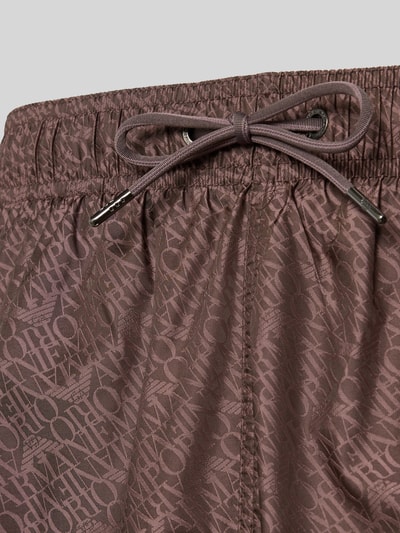 Produktfoto, Regular Fit Badeshorts mit Allover-Logo-Print von Emporio Armani, braune Farbe, elastischer Bund, Tunnelzug, Detailaufnahme
