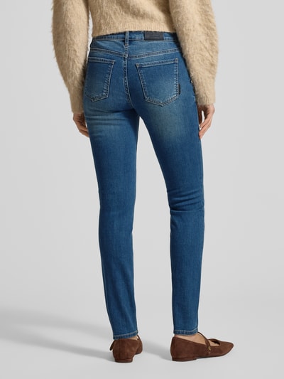 Vrouwenmodel draagt Slim Fit Jeans in 5-pocketmodel van Armani Exchange, katoenmix, knoop- en ritssluiting, achterkant geheel te zien.