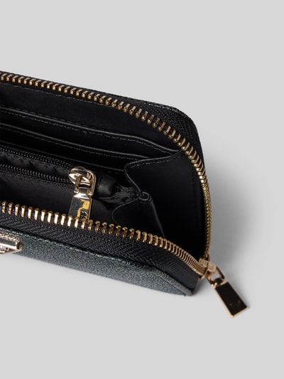 Produktfoto, Portemonnaie mit Logo-Muster Modell 'LAUREL II' von Guess, Hauptfach mit Reißverschluss und Label-Applikation, schwarze Textur.