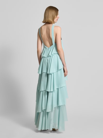 Frauenmodel trägt Volant Abendkleid mit V-Ausschnitt Modell 'FELICIA' von Vero Moda, maxi, unifarben, Chiffon, Ganzkörperansicht Rückansicht.