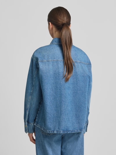 Vrouwenmodel draagt 'Jeansjacke mit Brusttaschen' van JAKE*S STUDIO WOMAN, blauwe katoen, relaxed fit, used-look, borstzakken, knoopsluiting, ruglengte 64 cm, schouderbreedte 52 cm, borstwijdte 59 cm, mouwlengte 56 cm, rugaanzicht, detailopname
