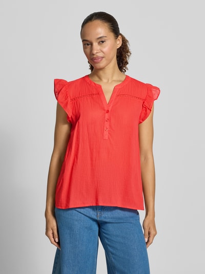 Frauenmodel trägt Blusenshirt mit kurzer Knopfleiste Modell 'FABIANA' von Soyaconcept, Reine Baumwolle, Gerader-Schnitt, Serafino-Ausschnitt, Rückenlänge 55 cm bei Größe S, leuchtendes Rot, Ganzkörperansicht von vorne.