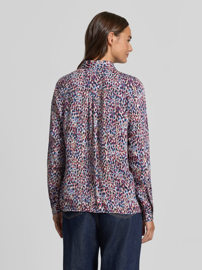 Frauenmodel trägt Regular Fit Bluse aus Viskose im Allover-Look von Milano Italy, bunte Muster, Hemdblusenkragen, Ganzkörperansicht Rückansicht.