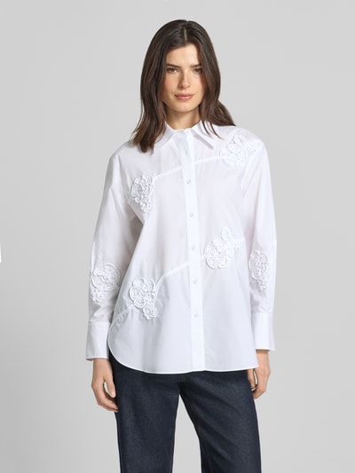 Kobiece modelka nosi Relaxed Fit Hemdbluse aus reiner Baumwolle Modell 'MILLCOMUNE' od Marella, biała, florystyczne aplikacje, długi rękaw, kołnierzyk koszulowy, bawełna, całkowite zapięcie na guziki, długość tyłu w rozmiarze 36: 71 cm, długość rękawa w rozmiarze 36: 57 cm, widok całego ciała z przodu