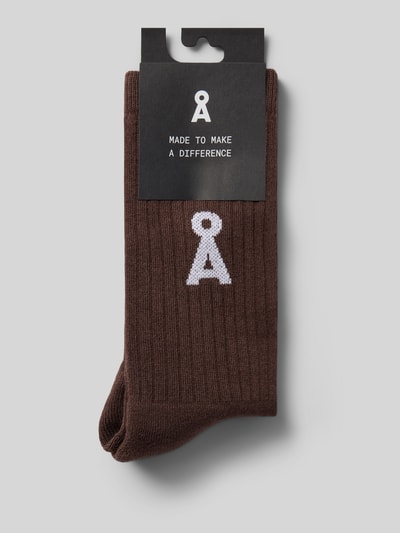 Produktfoto, Socken aus Baumwoll-Mix Modell 'SAAMUS' von ARMEDANGELS in Braun mit weißem Logo, strukturierte Rippenoptik. Damen Socken von ARMEDANGELS.