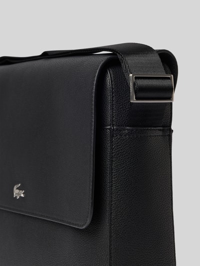 Productfoto, Umhängetasche mit Label-Applikation van Lacoste in effen kleuren, rechthoekig model van generfd leer met ritssluiting, magneetsluiting, hoofvak, binnenvak en verstelbare schouderband