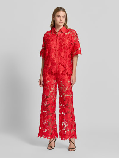 Modelka nosi Hose aus Spitze Modell 'GALA' od YAS, czerwona koronka, krój regular fit, elastyczny pas, Szerokość w rozmiarze 36: 38 cm, długość nogawki wewnętrznej w rozmiarze 36: 82 cm, pełny widok z przodu