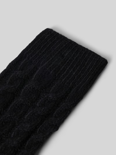 Produktfoto, Socken mit Zopfmuster Modell 'Cosy' von camano, schwarzes Strickmaterial mit Rippbündchen und Zopfmuster, Detailaufnahme, Damen Socken von camano