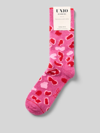 Produktfoto, Socken mit Kaschmir-Anteil im Leo-Design von UNIO HAMBURG, bawełniany mix z dodatkiem kaszmiru, ściągacz z prążkowanej dzianiny, wzór w panterkę, różowe i czerwone odcienie, wyraźna struktura materiału