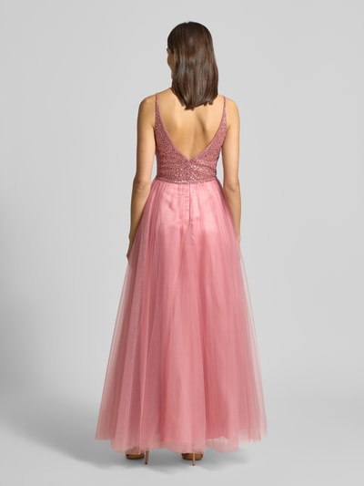 Frauenmodel trägt Abendkleid mit Pailettenbesatz von Hey Kyla in Rosa, ausgestellter Rock aus Tüll, tiefer V-Ausschnitt, Ganzkörperansicht Rückansicht.