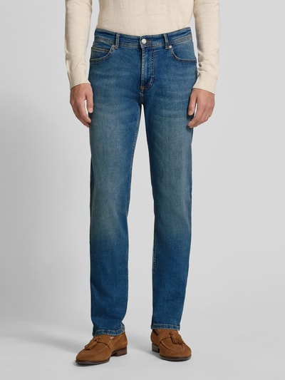 Männermodel trägt Jeans mit 5-Pocket-Design von Christian Berg Men im Gerader-Schnitt, Baumwoll-Elasthan-Mix, Ganzkörperansicht von vorne.