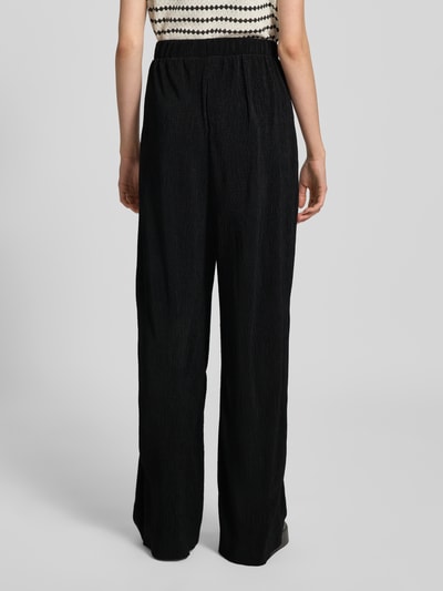 Pieces Spodnie szerokie z efektem krepy model ‘FLORA’ Czarny 5