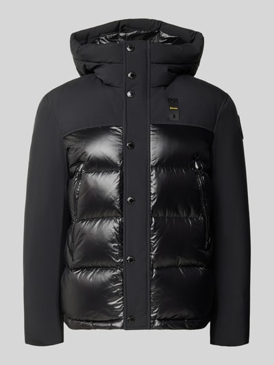Produktfoto, Steppjacke mit Reißverschlusstaschen Modell 'BROOK' von Blauer USA, krój regular fit, czarny, matowe i błyszczące tekstury, kaptur, label-detail, długość tyłu w rozmiarze M 68 cm, szerokość ramion w rozmiarze M 48 cm, szerokość klatki piersiowej w rozmiarze M 57 cm, długość rękawa w rozmiarze M 65 cm