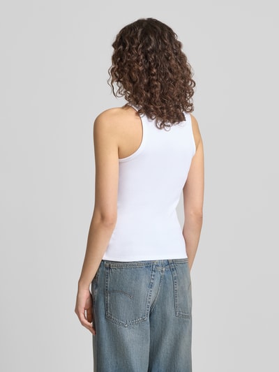 Kobiece model nosi top z mieszanki bawełny o dopasowanym kroju, model 'CONTOUR' od Calvin Klein Jeans, wyhaftowane logo, długość tyłu 48 cm, widok całej sylwetki z tyłu.
